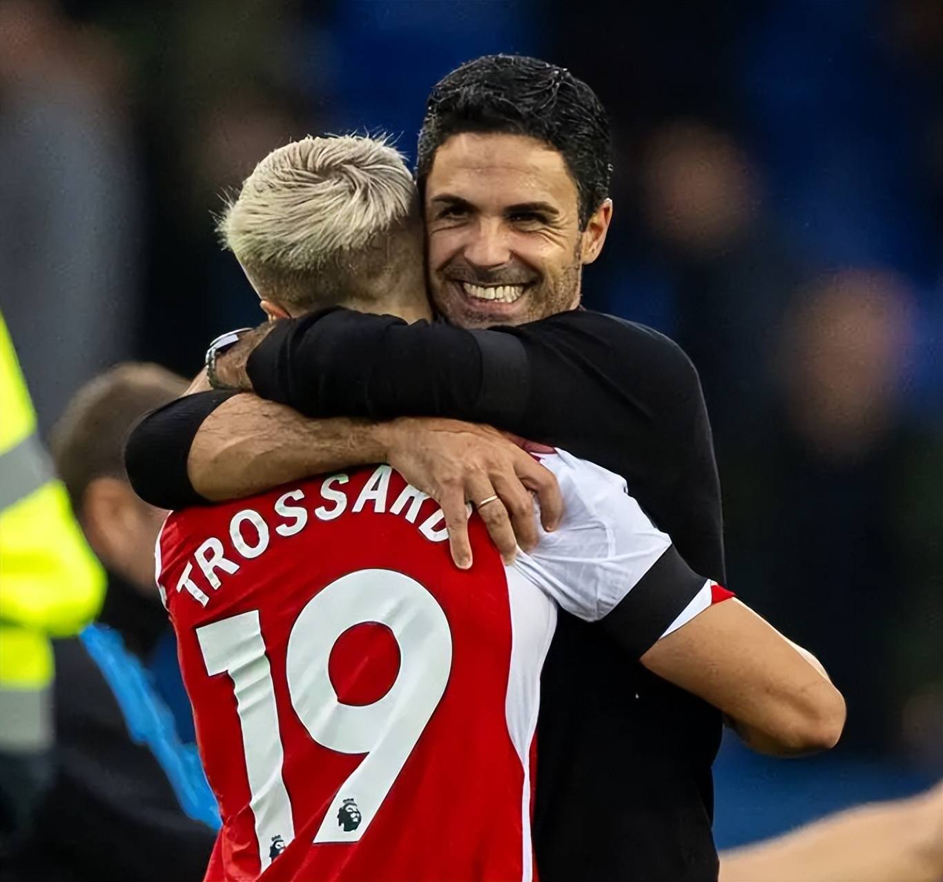 德国杯赛程吃紧，埃因霍温赛后防线松动，话题不断，资深球员宣示担当的简单介绍