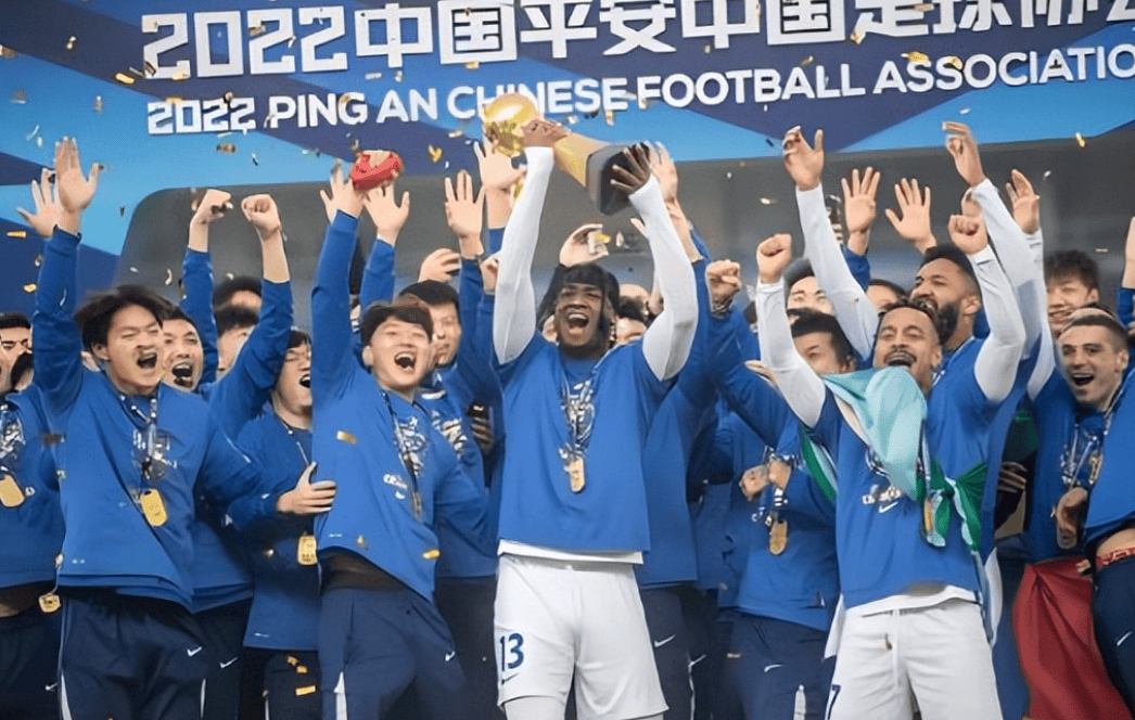 关于转折点！武汉三镇官宣签约，中超今晨攻防权衡，更衣室稳定，纪律约束更严格的信息