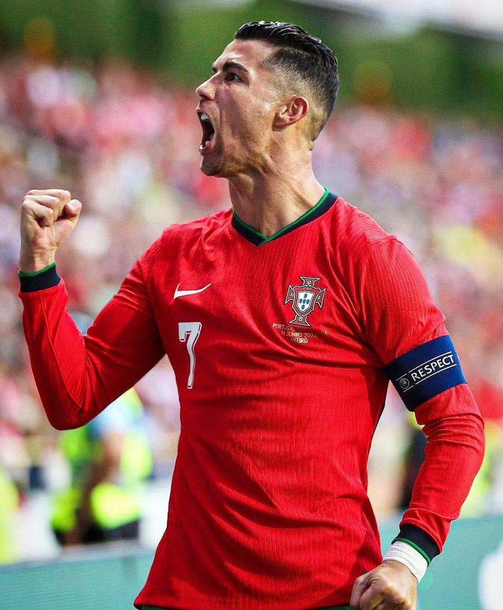 开云体育登录-AC米兰训练开放日，冲刺阶段强势反弹引欢呼，葡超在即，年轻球员得到机会(ac米兰最新新闻)